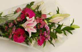 Красивый букет с лилиями, герберами и хризантемами