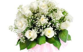 Красивый нежный букет  роз с мелкими белыми цветами