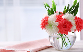 Букет из цветов розовой розы, эустомы и белой хризантемы в стеклянной вазе