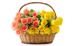 Букет розовых и желтых роз в корзине на белом фоне