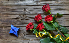 Букет красных роз на столе с синей коробочкой