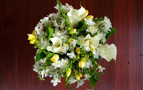 Нежные белые нарциссы и каллы в красивом букете