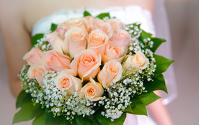 Нежный букет невесты с розами кремового цвета