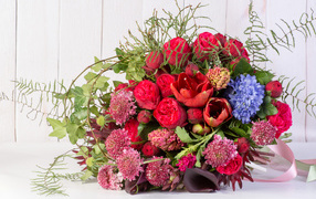 Большой красивый букет перевязанный розовой лентой