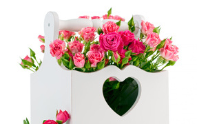 Розовые розы в белой корзине с сердцем
