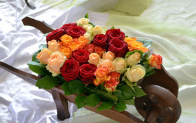 Маленькая деревянная тележка с букетом роз