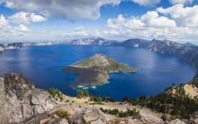 Горы вокруг чистого озера Крейтер, США