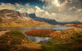 Горы под белыми облаками у озера в Швейцарии