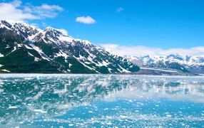 Заснеженные горы на берегу Балтийского моря 