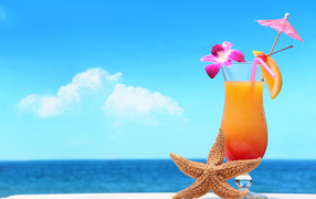 Летний коктейль и морская звезда на фоне  моря