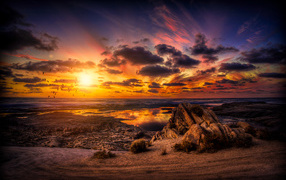 Закат солнца в облачном небе над высохшим озером