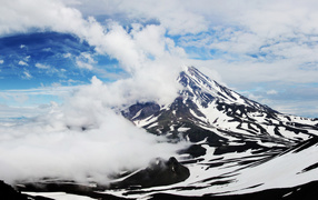 Вулкан Авачинская сопка покрыт белыми облаками, Камчатка. Россия 