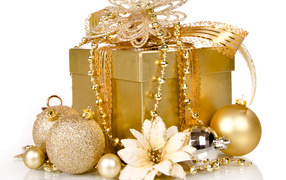 Коробка с Новогодним подарком с елочными  шариками на белом фоне