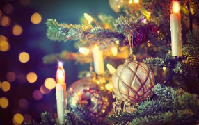 Блестящий новогодний шар на елке с гирляндами на новый год 2018