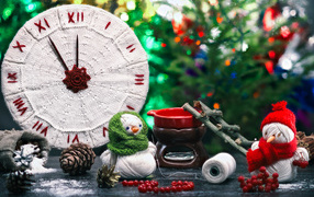 Новогодние часы со снеговиками из нитей