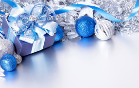 Елочные игрушки с подарком, Шаблон поздравительной открытки