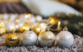 Четыре разноцветных елочных шарика