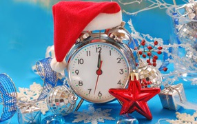 Новогодний будильник показывает двенадцать
