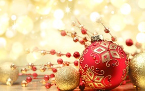 Красный елочный шар с украшениями для Нового года