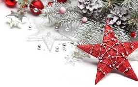 Красная новогодняя звезда в праздничном декоре