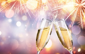 Два бокала с шампанским под праздничным салютом