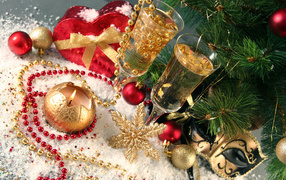 Два фужера с шампанский с новогодним декором под елкой