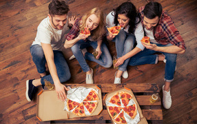 Компания друзей ест аппетитную пиццу
