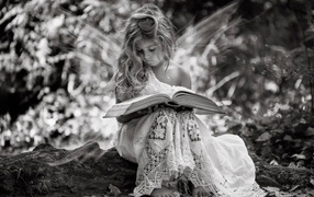 Маленькая девочка в белом платье с книгой,  черно- белое фото 