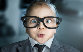 Девочка со смешными глазами в больших очках