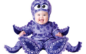 Маленький улыбающийся малыш в забавном костюме