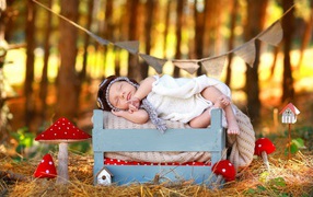 Маленький ребенок спит на природе 