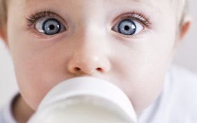 Маленький ребенок с большими голубыми глазами 