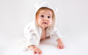 Девочка младенец в белом халате с ушками на капюшоне