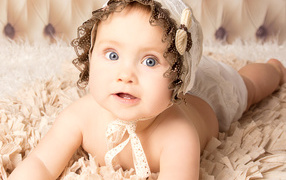 Красивая голубоглазая девочка в шапке