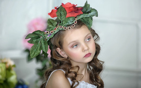 Красивая маленькая девочка с украшениями на голове