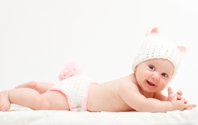 Милый улыбающийся младенец в вязаном костюме