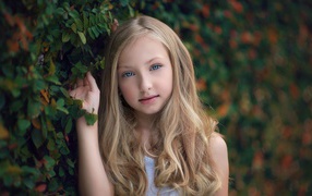 Выразительный взгляд маленькой девочки с длинными волосами