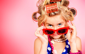 Гламурная девочка в больших красных очках и бигудями на голове