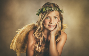 Зеленоглазая красивая девочка с крыльями ангела