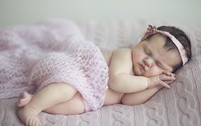 Маленький спящий младенец девочка 
