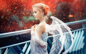 Маленькая красивая девочка с крыльями ангела