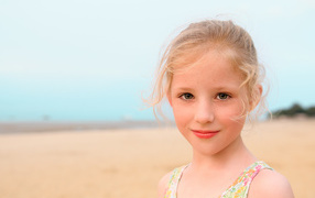 Маленькая красивая девочка с веснушками на лице