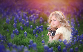 Маленькая светловолосая девочка со щенком в синих цветах