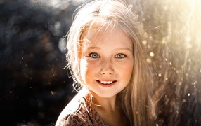 Маленькая светловолосая девочка с красивыми глазами 