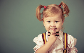 Маленькая голубоглазая девочка с хвостиками