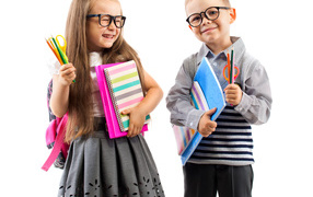 Маленькие мальчик и девочка готовятся к школе