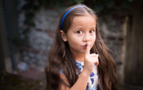 Маленькая кареглазая девочка с длинными волосами