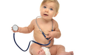 Маленький ребенок со стетоскопом на белом фоне