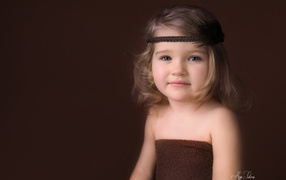 Маленькая милая девочка с повязкой на голове