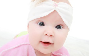 Маленькая милая девочка с большими голубыми глазами